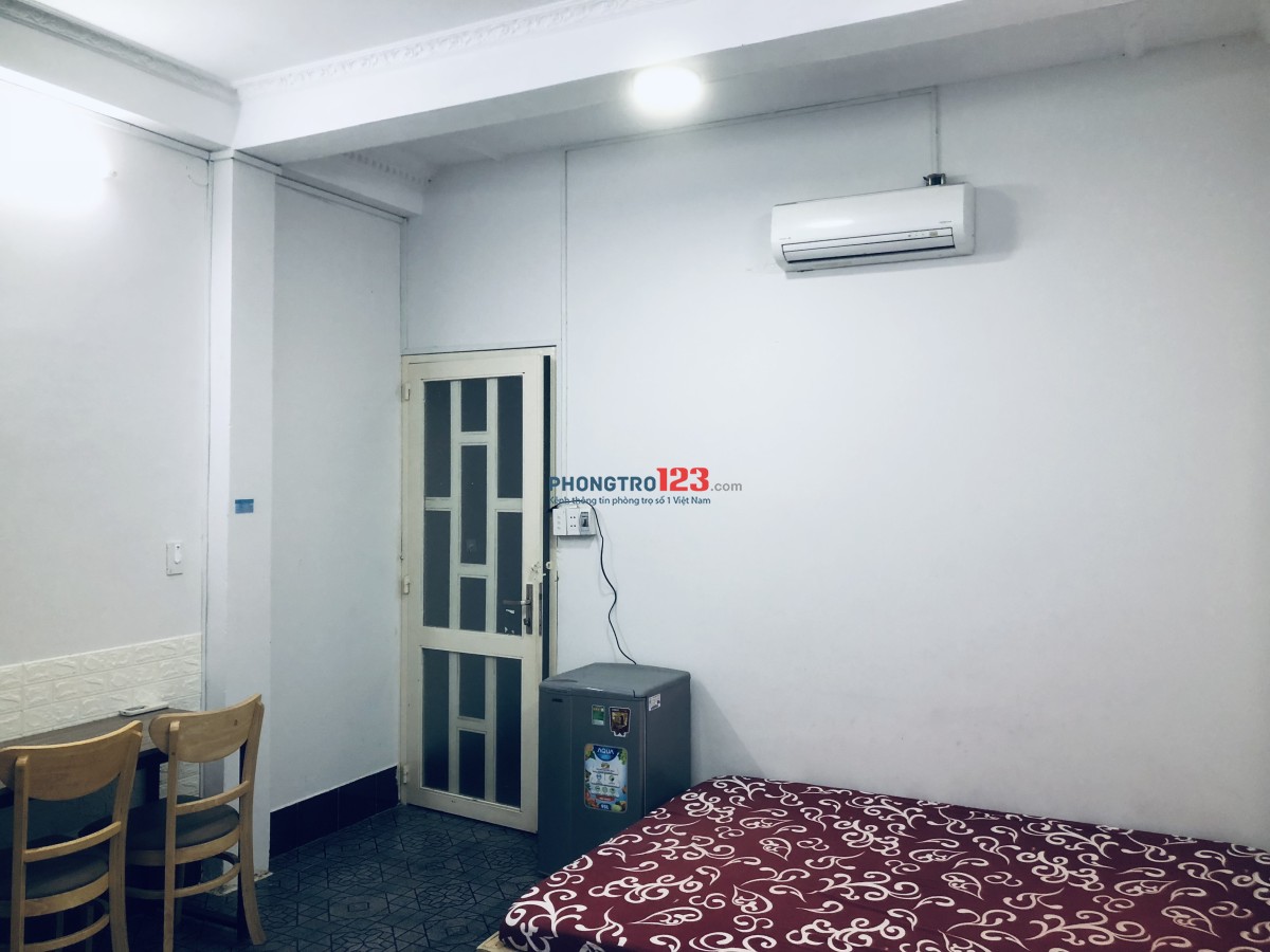 Phòng trọ 20 m2 đầy đủ nội thất. Máy lạnh, máy giặt, tủ lạnh. Khu đầy đủ các tiện ích xã hội.