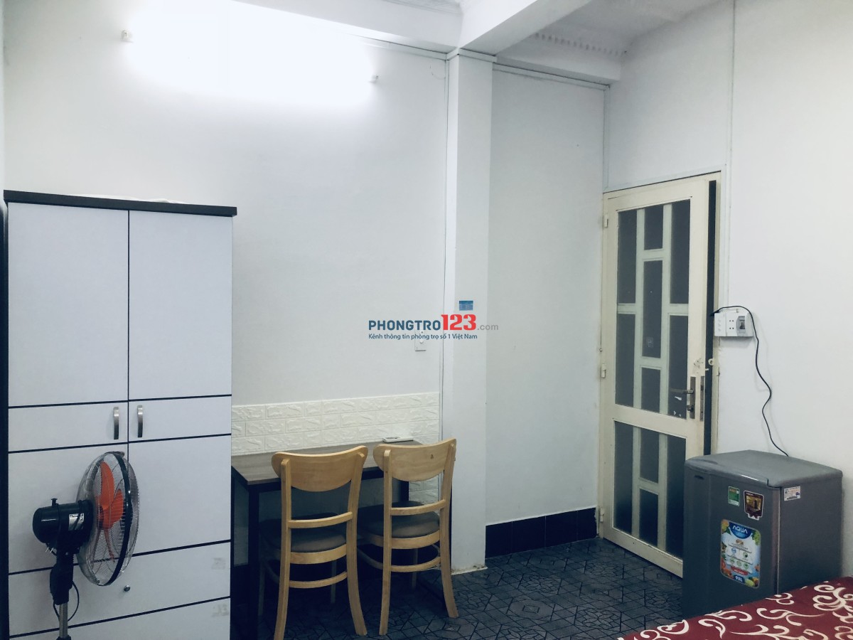 Phòng trọ 20 m2 đầy đủ nội thất. Máy lạnh, máy giặt, tủ lạnh. Khu đầy đủ các tiện ích xã hội.