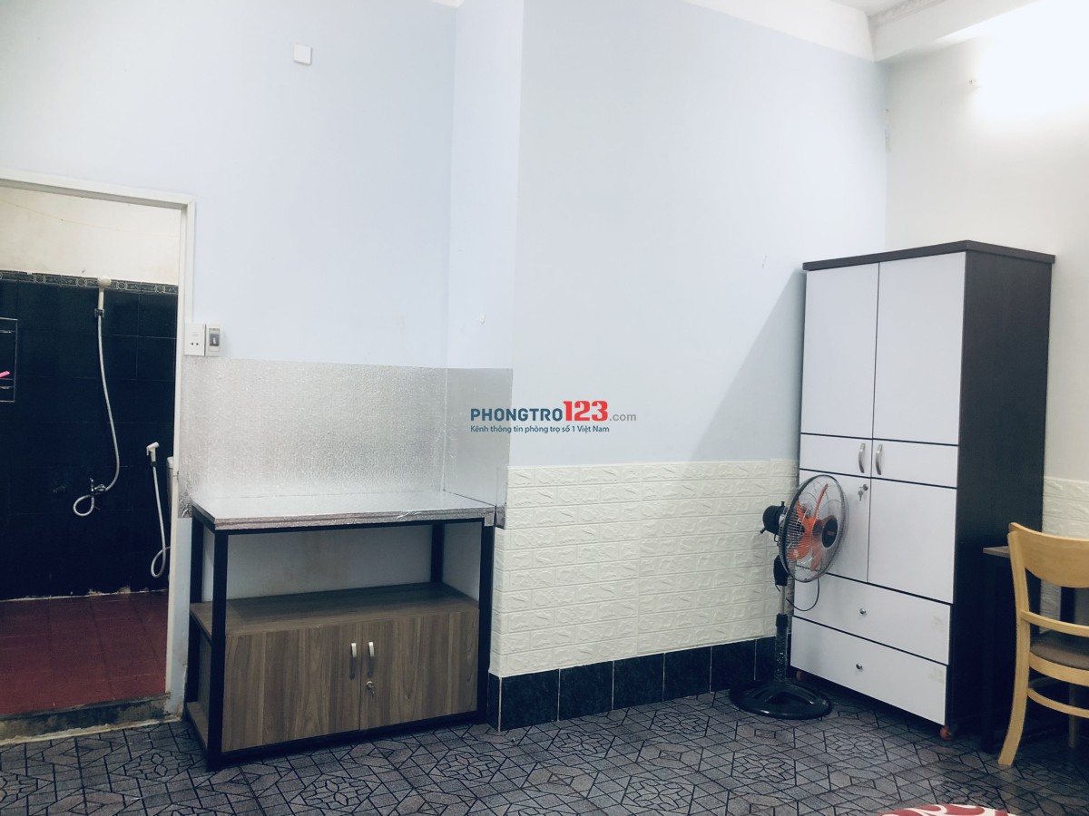 Phòng trọ 20 m2 đầy đủ nội thất. Máy lạnh, máy giặt, tủ lạnh. Khu đầy đủ các tiện ích xã hội.