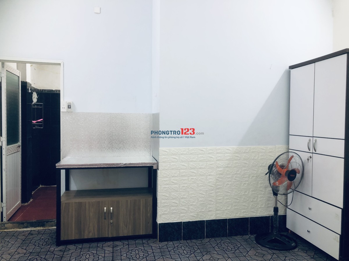 Phòng trọ 20 m2 đầy đủ nội thất. Máy lạnh, máy giặt, tủ lạnh. Khu đầy đủ các tiện ích xã hội.