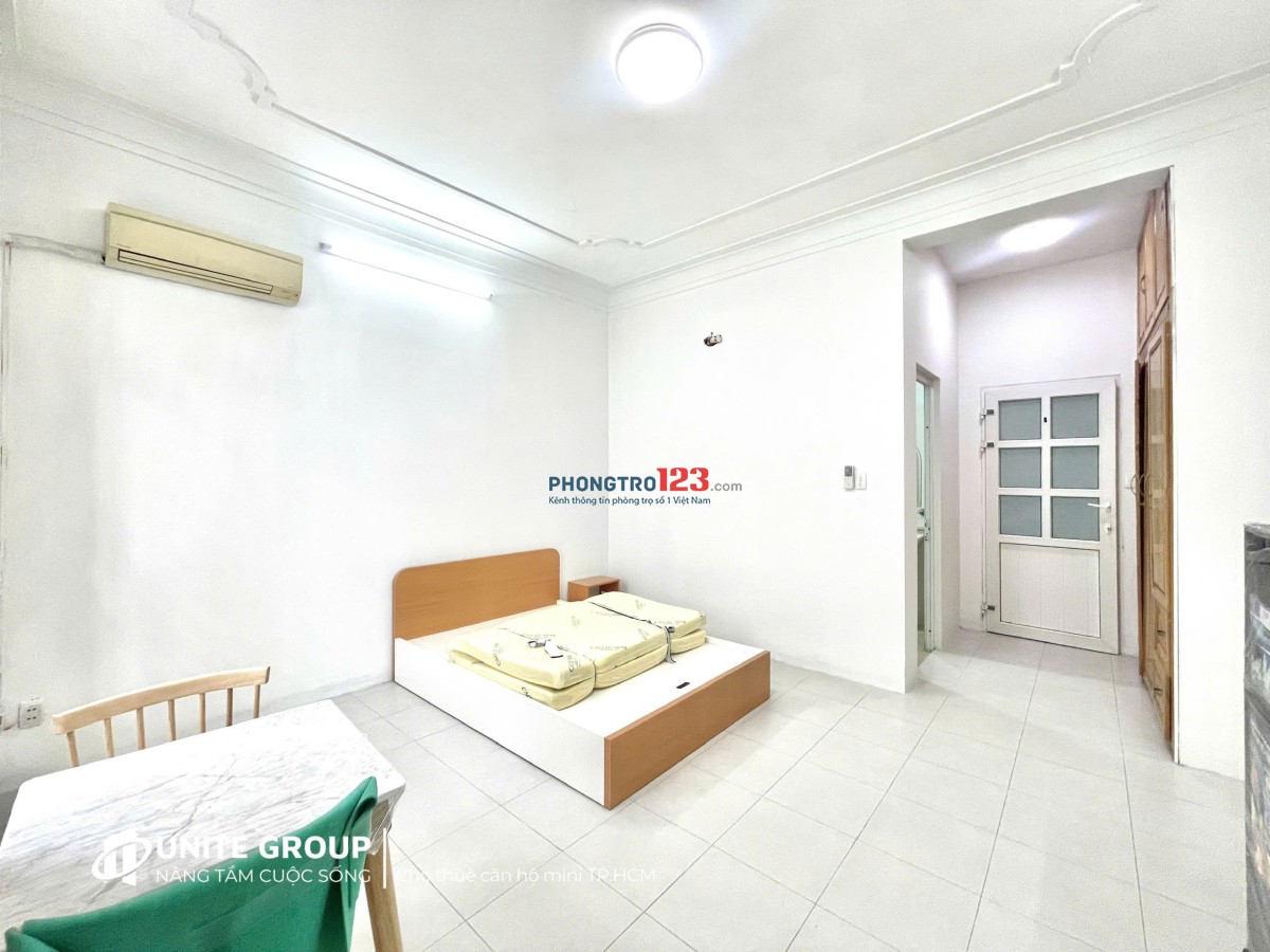 Phòng full nội thất, cửa sổ lớn ở Nguyễn Trọng Tuyển gần Ngã tư Phú Nhuận giáp Q1 ở Phú Nhuận