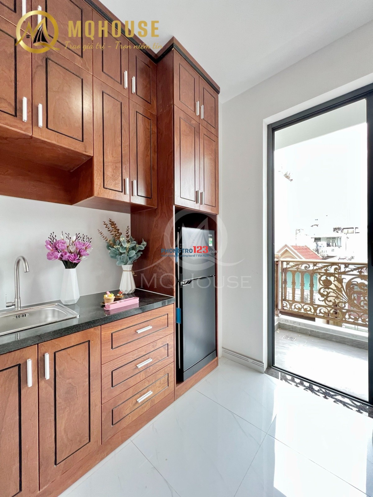 Cho thuê CHDV ban công - thang máy - bảo vệ 24/24 gần sân bay - CV Hoàng Văn Thụ