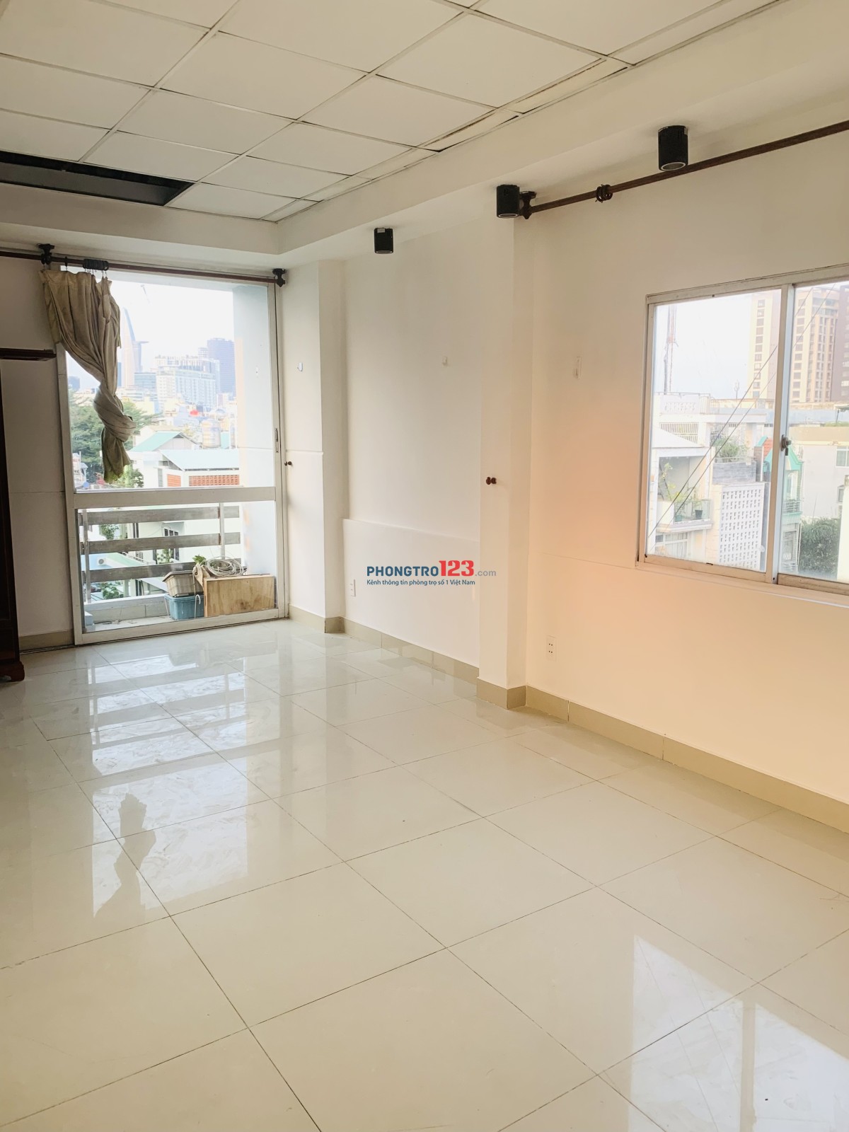 Phòng ban công cửa sổ lớn Tôn Thất Thuyết Q4