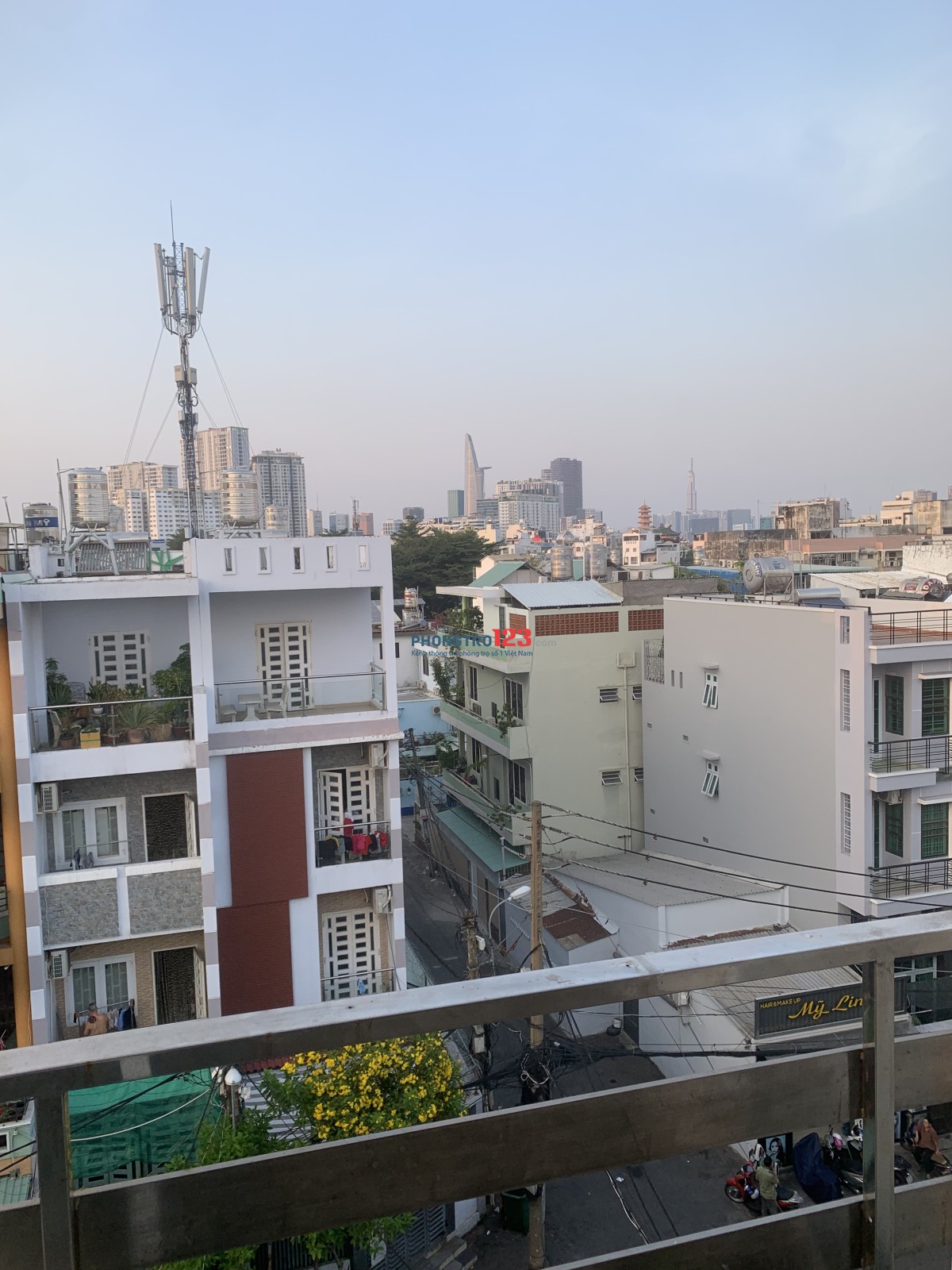 Phòng ban công cửa sổ lớn Tôn Thất Thuyết Q4