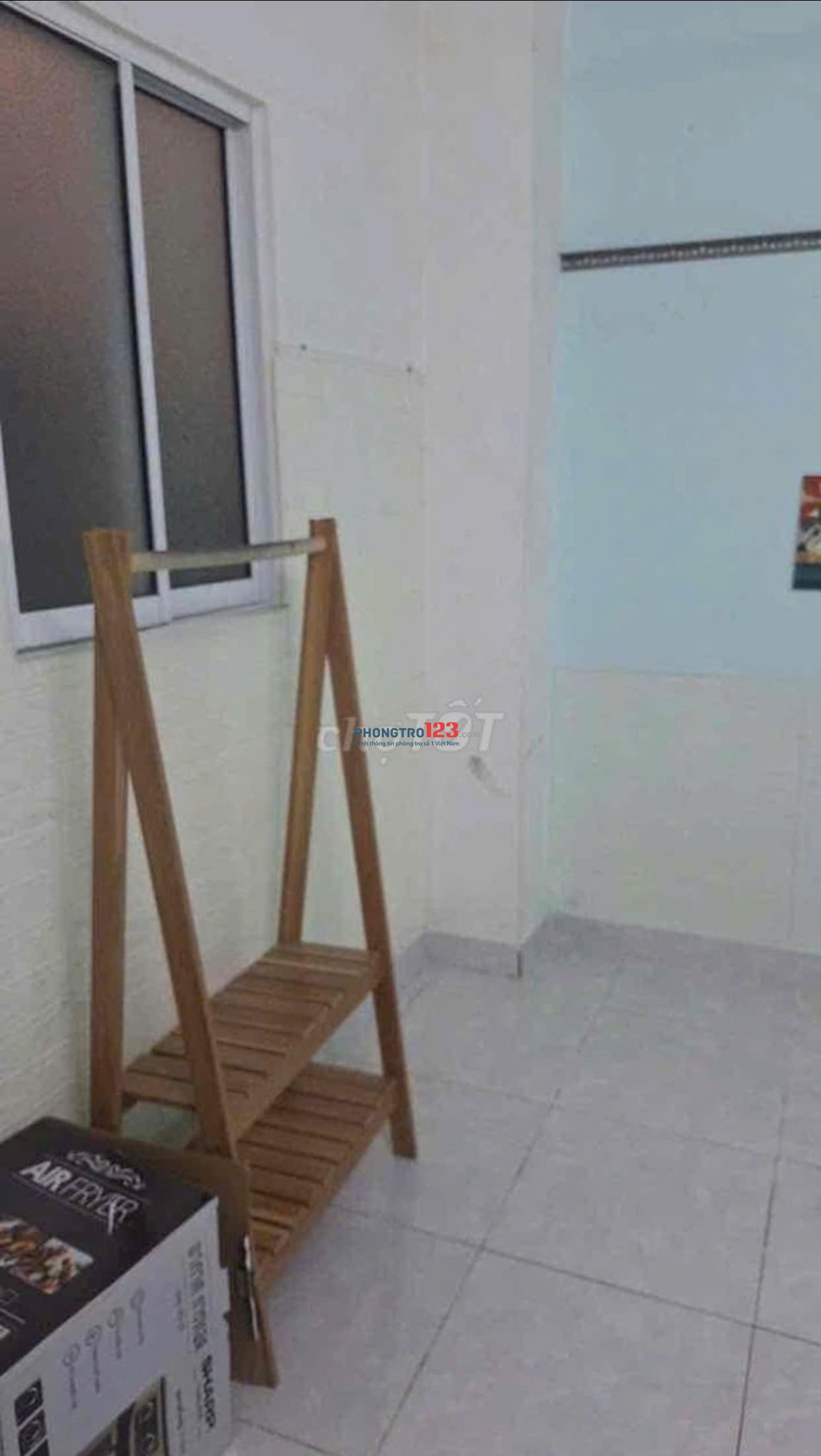 Cho thuê phòng lầu 2 (không nội thất) có thể vào ở ngay.