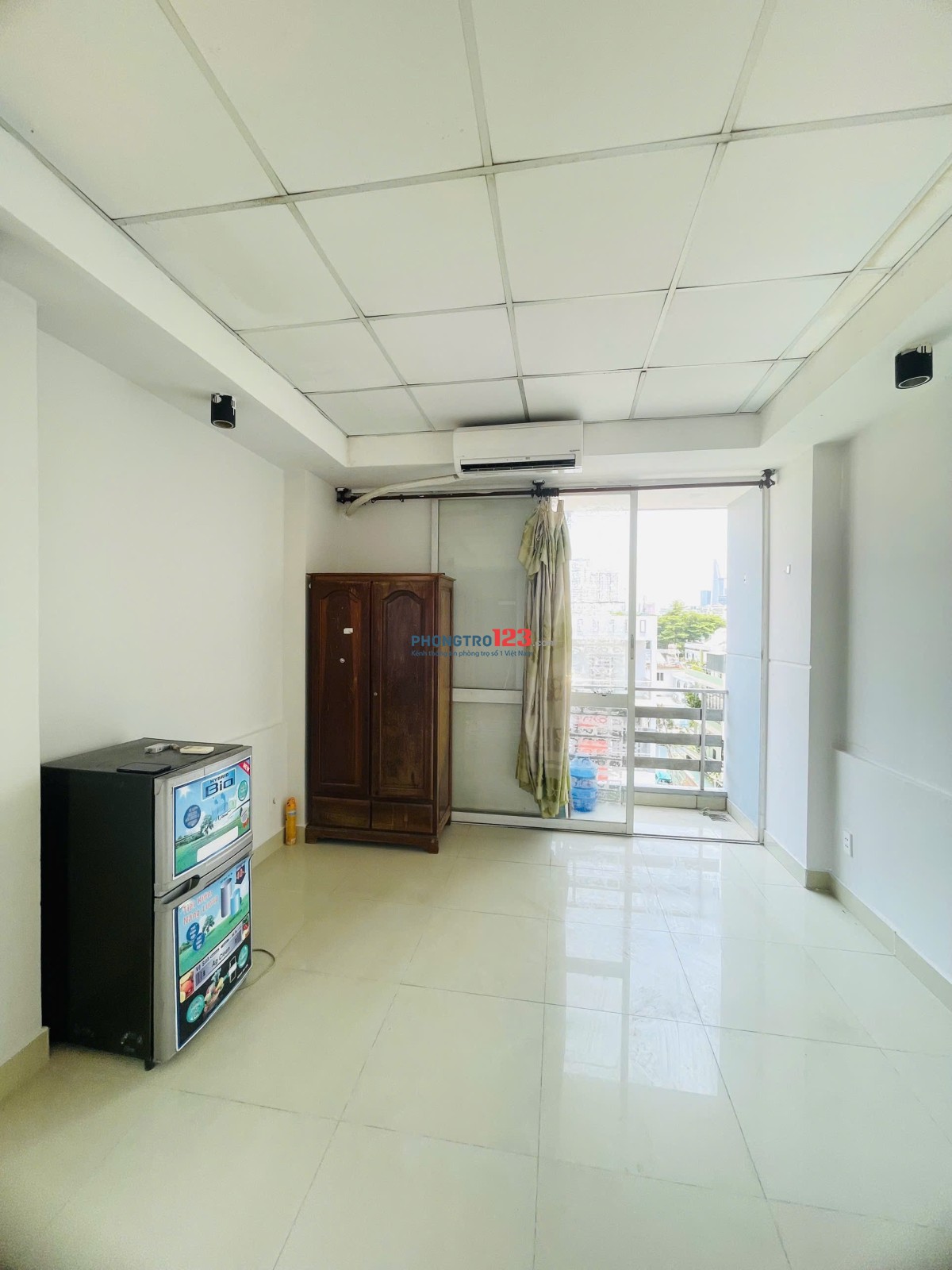 Phòng ban công cửa sổ lớn Tôn Thất Thuyết Q4