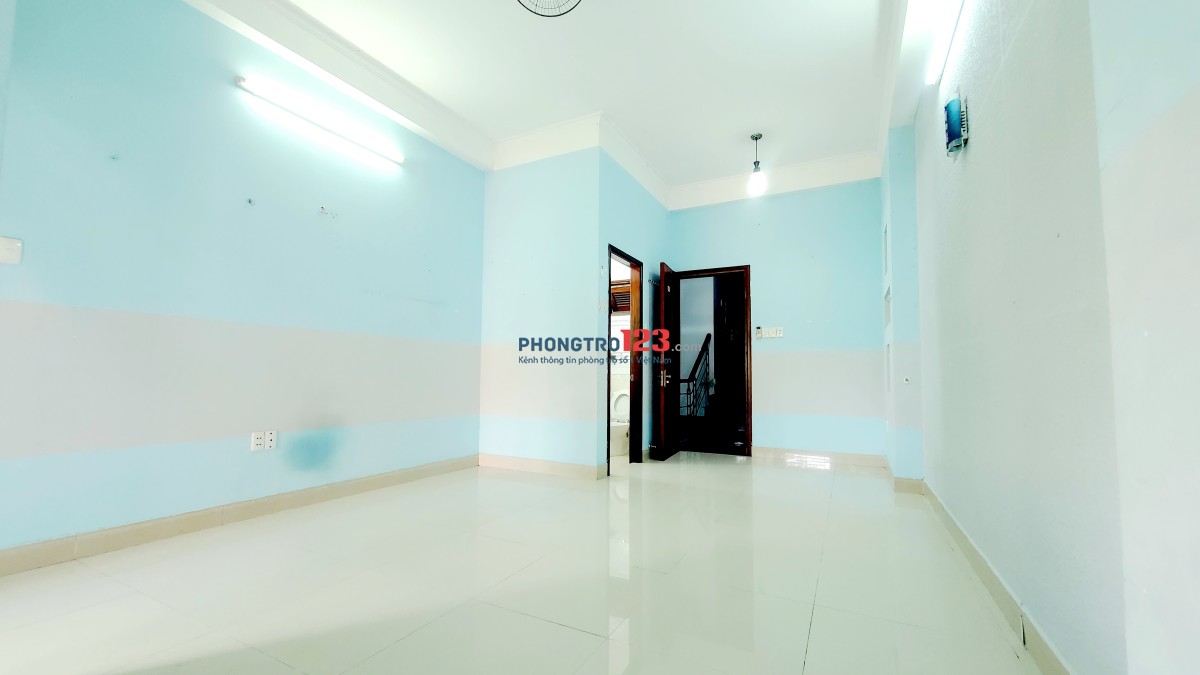 Phòng diện tích lớn không nội thất, ban công, cửa sổ, khu yên tĩnh !!!