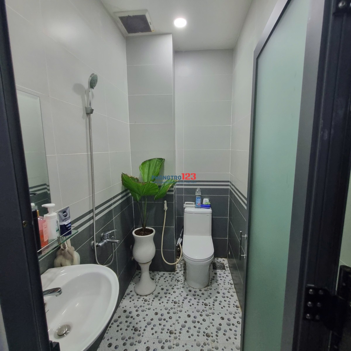 Cho thuê phòng trọ giá rẻ full nội thất ngay đường Huỳnh Văn Nghệ có cửa sổ thoáng mát