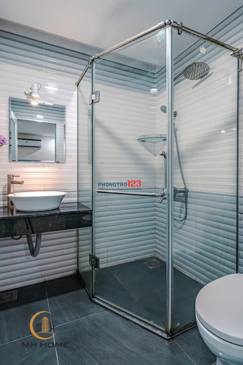 Cho thuê căn hộ dịch vụ với 1 phòng ngủ có ban công, full nội thất gần sân bay Tân Sơn Nhất