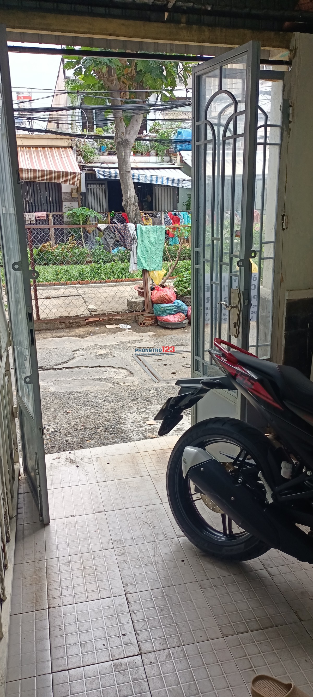 Mặt bằng phòng trọ là mặt chợ buổi sáng Lê Văn Thọ để kinh doanh và làm các dịch vụ.
