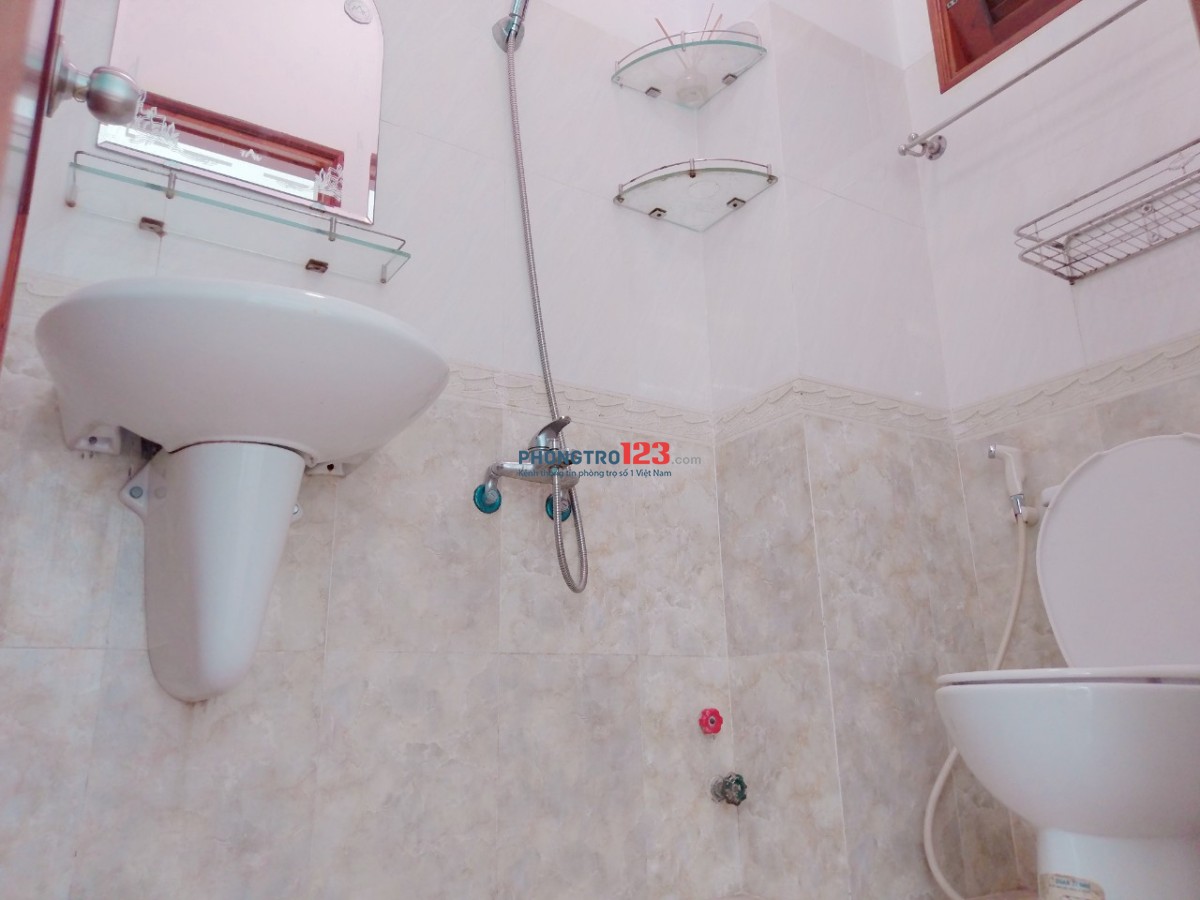 Phòng diện tích lớn không nội thất, ban công, cửa sổ, khu yên tĩnh !!!