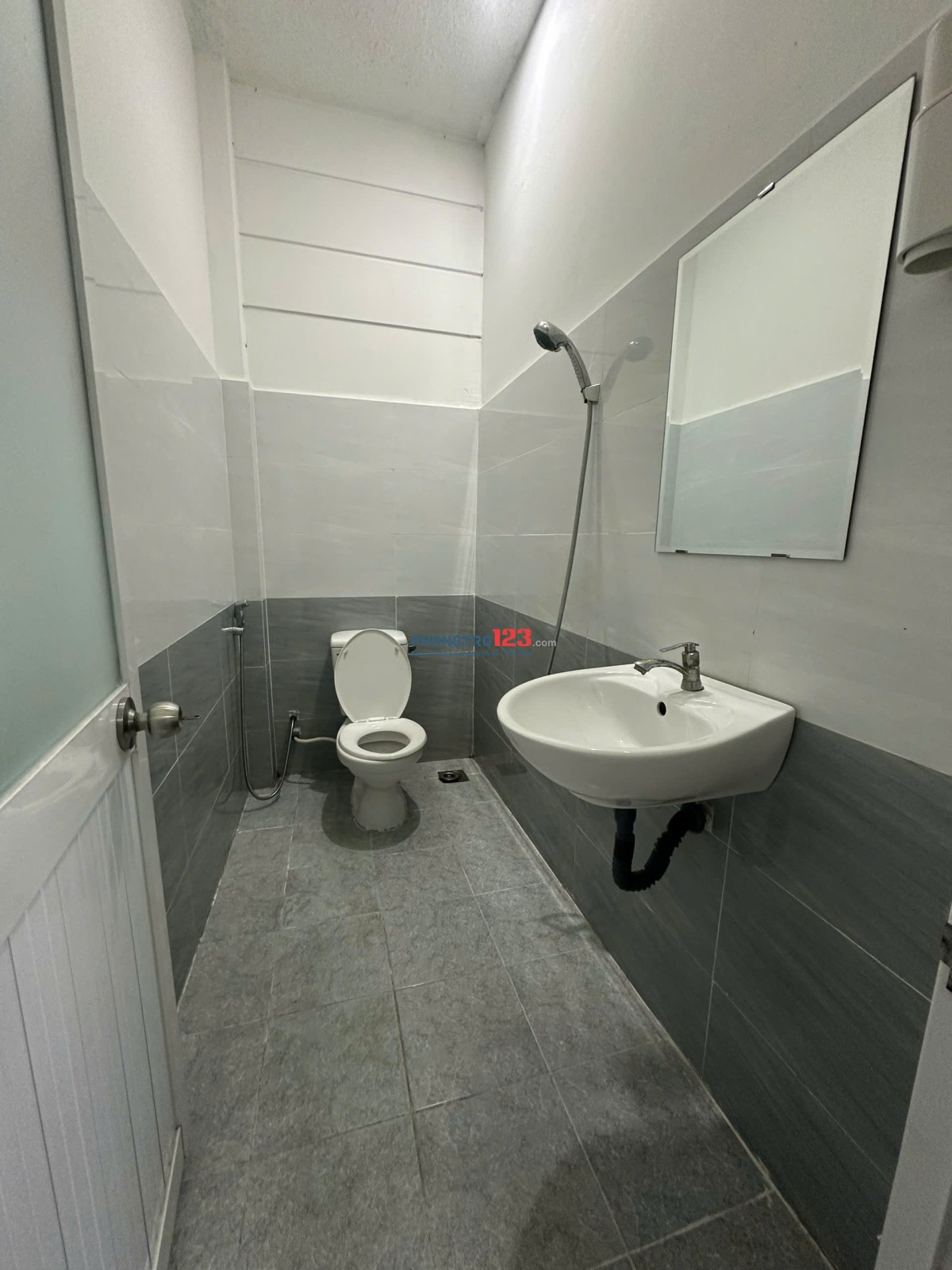 Phòng có ban công thoáng mát đường Phan Huy Ích giao với Trường Chinh