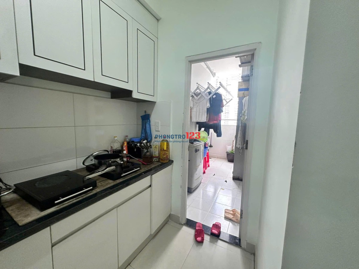 Chung cư Oriental Plaza, Âu Cơ, Tân Phú: 15tr/th, 113m2, 3pn, 3wc có nội thất.
