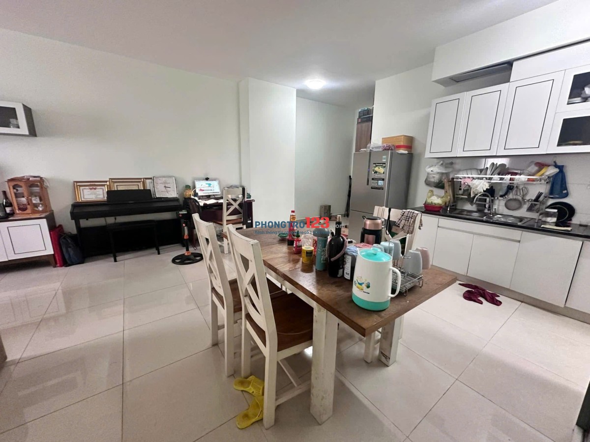 Chung cư Oriental Plaza, Âu Cơ, Tân Phú: 15tr/th, 113m2, 3pn, 3wc có nội thất.