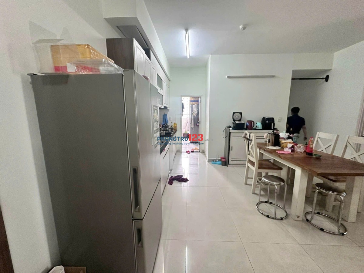Chung cư Oriental Plaza, Âu Cơ, Tân Phú: 15tr/th, 113m2, 3pn, 3wc có nội thất.