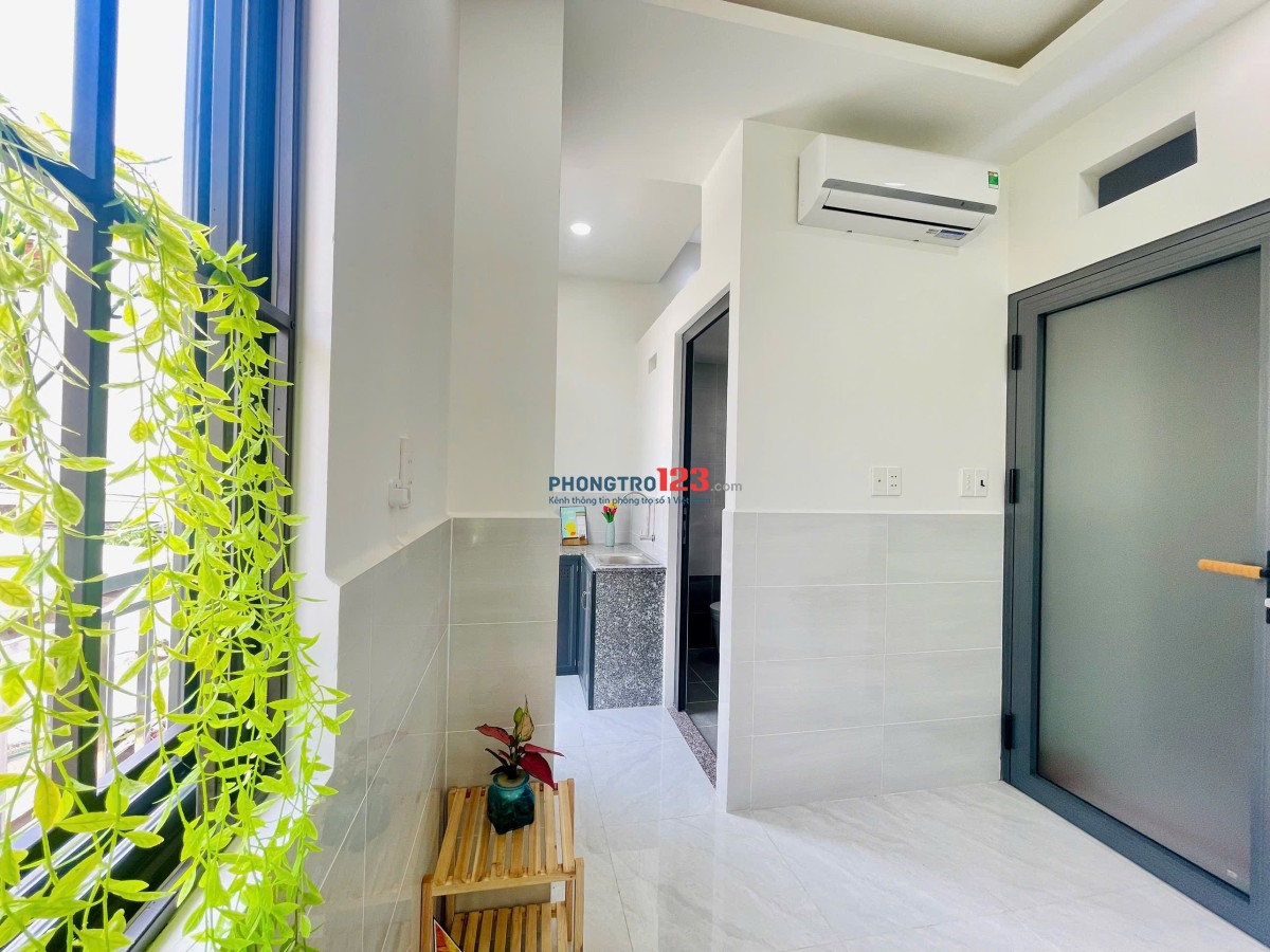 PHÒNG XINH CÓ BAN CÔNG RỘNG RÃI THOÁNG MÁT NGAY SÂN BAY TSN