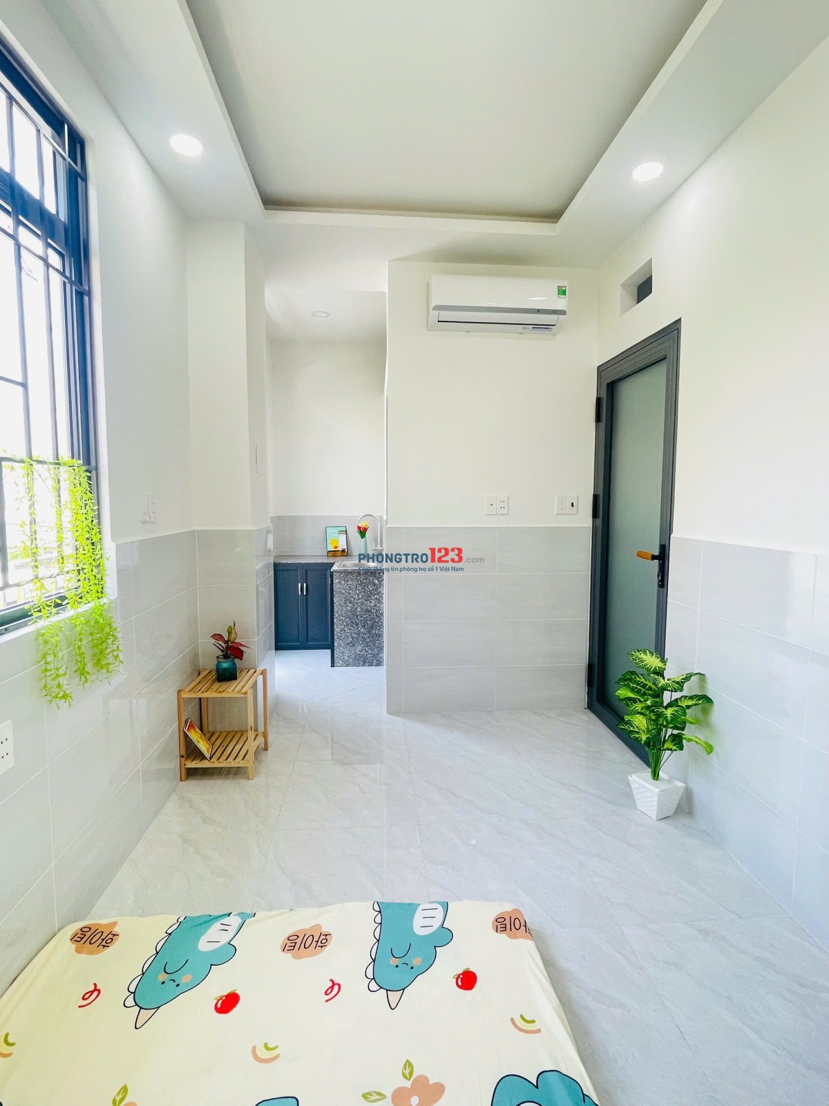 PHÒNG XINH CÓ BAN CÔNG RỘNG RÃI THOÁNG MÁT NGAY SÂN BAY TSN