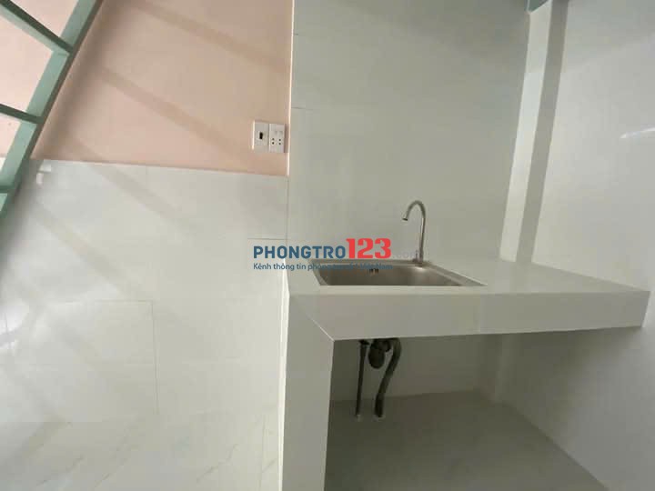 Trống Phòng Có Gác ngay Cầu Vượt Hoàng Hoa Thám Tân Bình