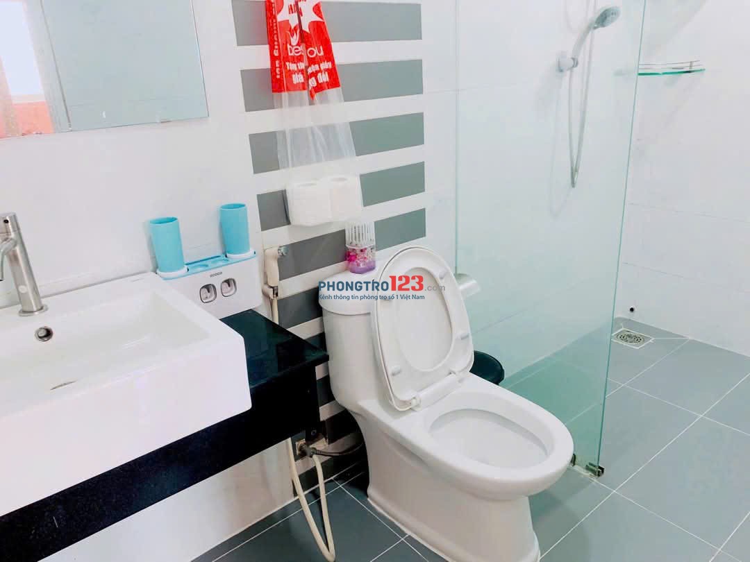 Căn hộ chung 10A Trần Nhật Duật, Quận 1 - 70m2, 2p ngủ, NT, 12tr/th