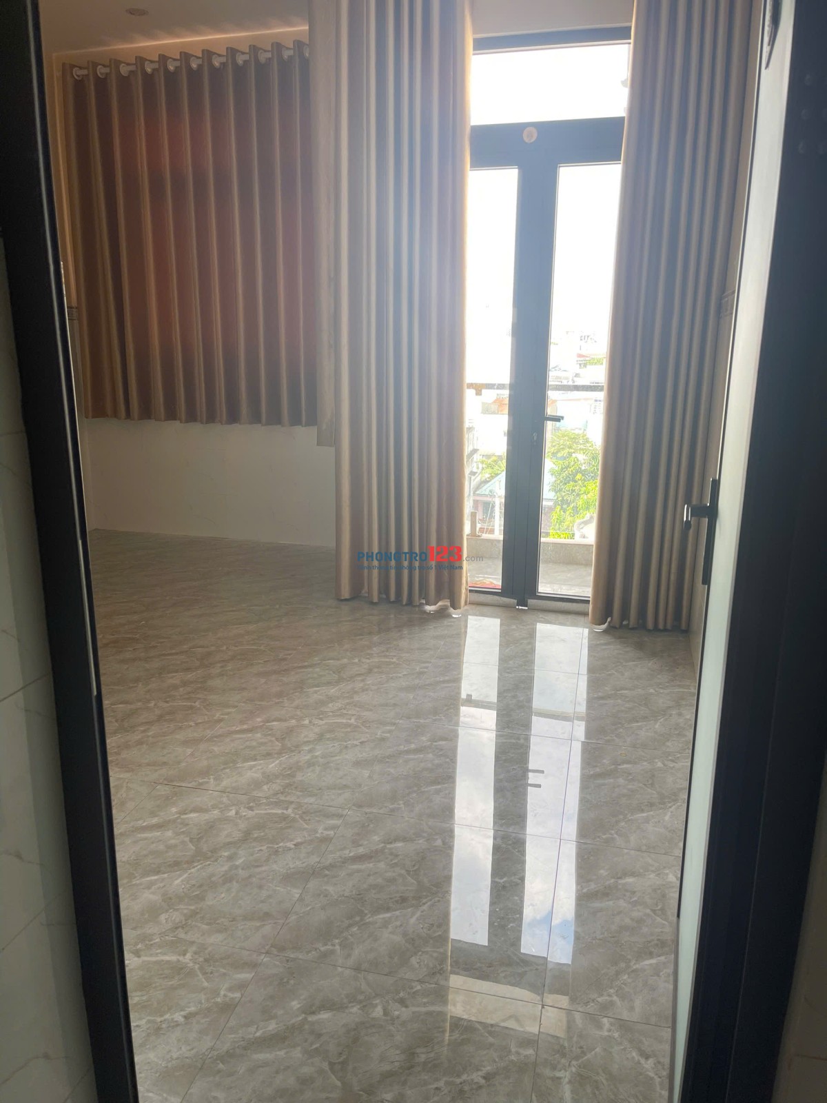 PHÒNG Ban Công, Máy Lạnh, Thang Máy, Khóa Vân Tay, Camera an ninh. Giờ giấc tự do không chung chủ