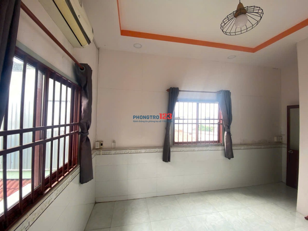 Cho thuê nhà nguyên căn 1 trệt 2 lầu, có ban công, sân để xe
