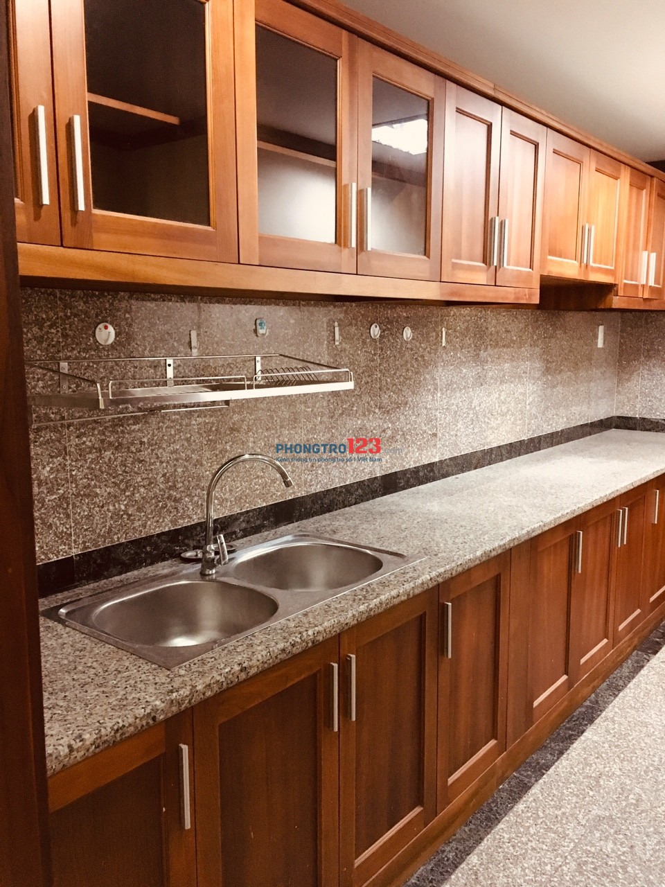 Phòng rộng khoảng 10m2, 2 cửa sổ, có nội thất giá 2,7tr/th, ở 187a lê văn lương