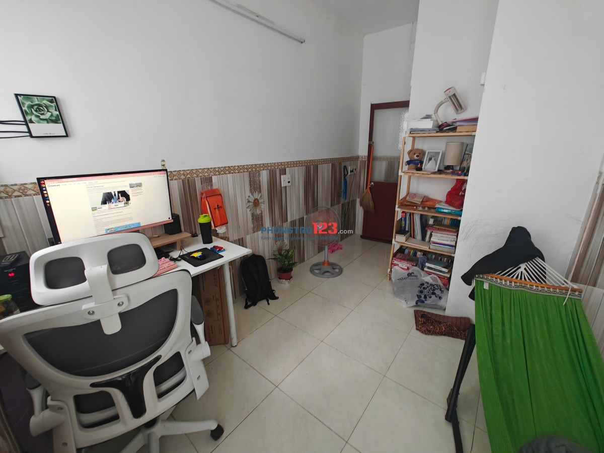 Cho thuê nhà nguyên căn 1 trệt 2 lầu, có ban công, sân để xe