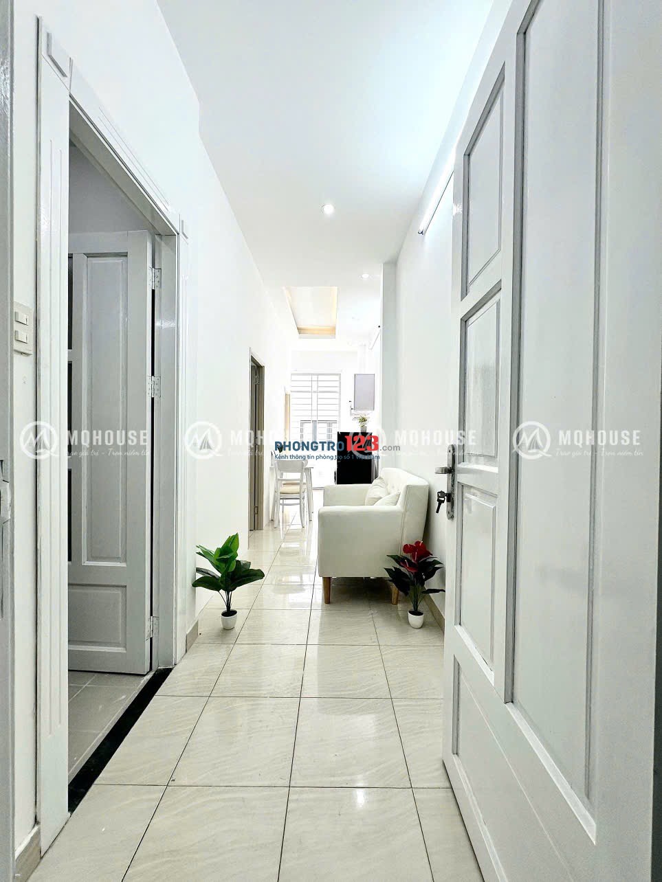Cho thuê căn hộ dịch vụ với 2 phòng ngủ và ban công full nội thất gần ngã tư Bảy Hiền