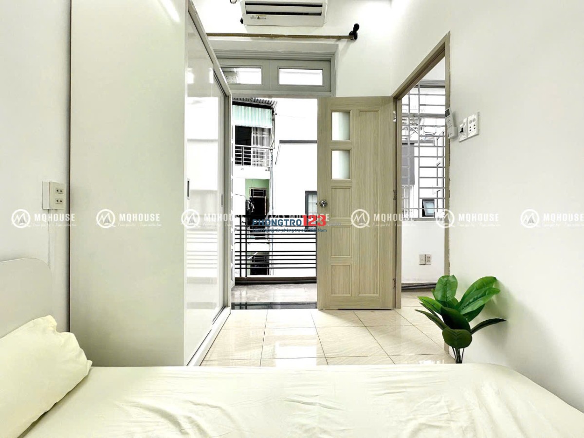 Cho thuê căn hộ dịch vụ với 2 phòng ngủ và ban công full nội thất gần ngã tư Bảy Hiền