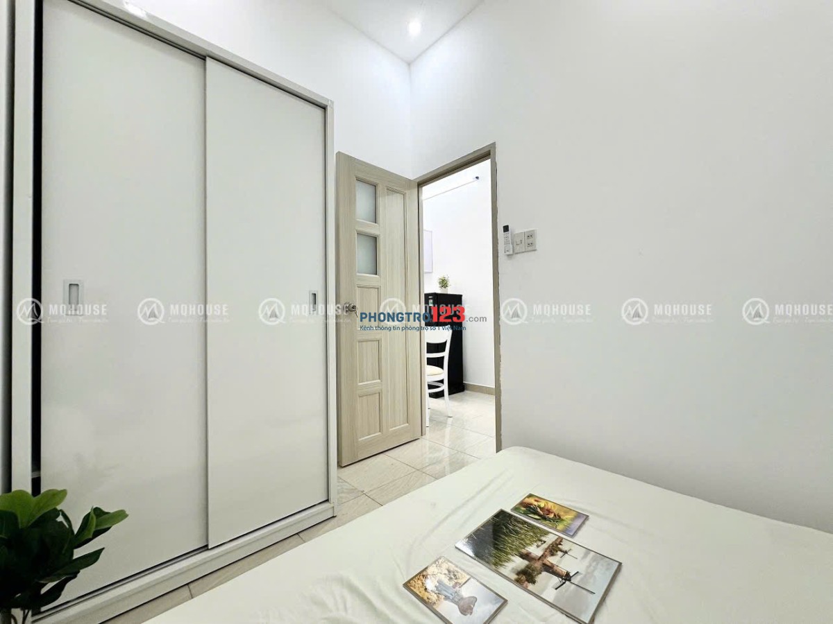 Cho thuê căn hộ dịch vụ với 2 phòng ngủ và ban công full nội thất gần ngã tư Bảy Hiền