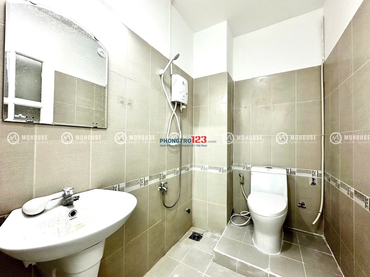 Cho thuê căn hộ dịch vụ với 2 phòng ngủ và ban công full nội thất gần ngã tư Bảy Hiền