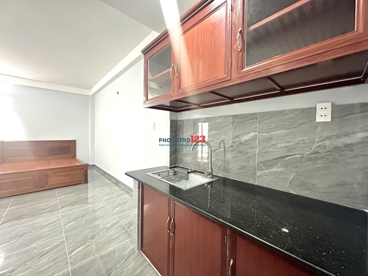 Phòng mới 40m2, ban công rộng, đường Lý Thường Kiệt, Phường 14, Quận 10