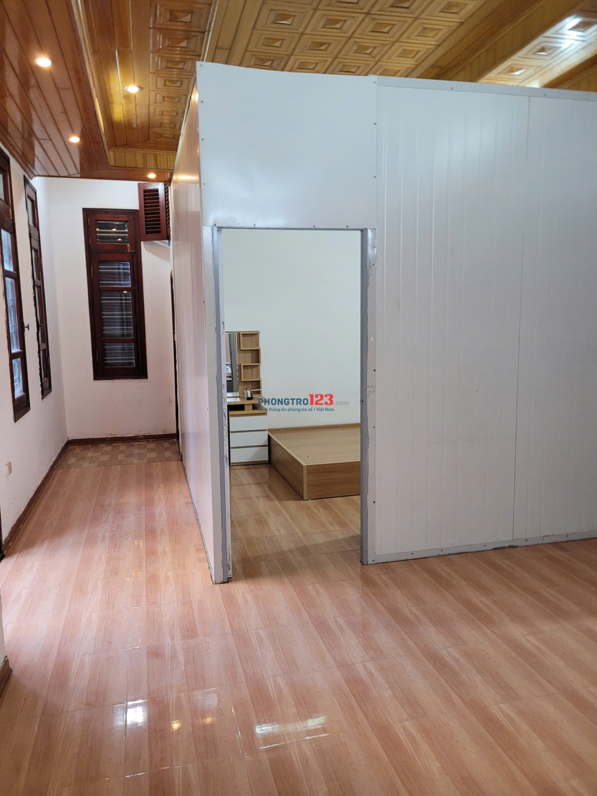 phòng 40m2 có ban công rộng rãi, nhiều cửa sổ đón ánh nắng tự nhiên