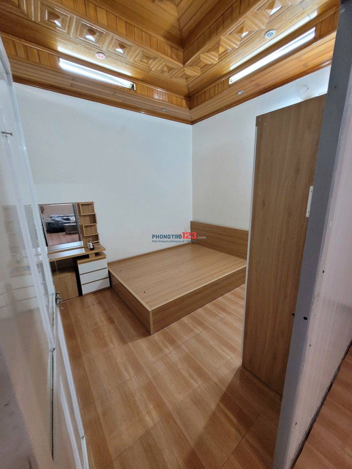 phòng 40m2 có ban công rộng rãi, nhiều cửa sổ đón ánh nắng tự nhiên