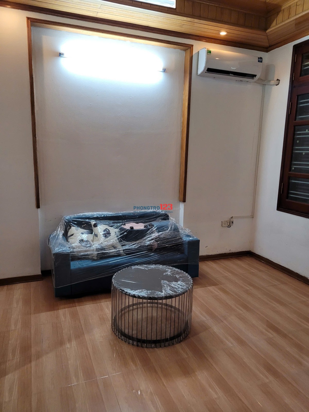 phòng 40m2 có ban công rộng rãi, nhiều cửa sổ đón ánh nắng tự nhiên