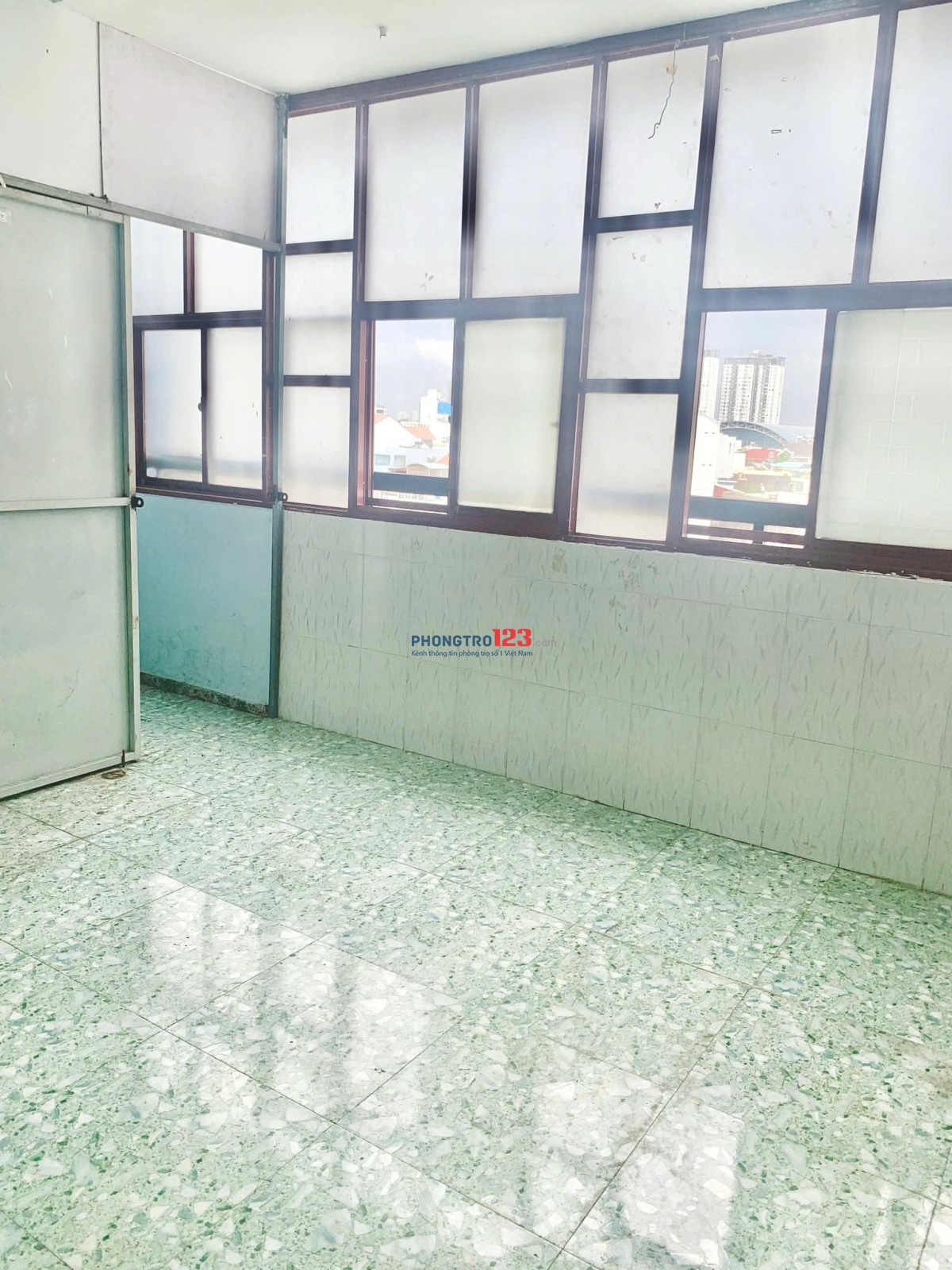 Phòng cho thuê giá chỉ 2.8 - 3.5 triệu không giới hạn số người ở, gần Q10 & Q. TB. Xem phòng ngay!