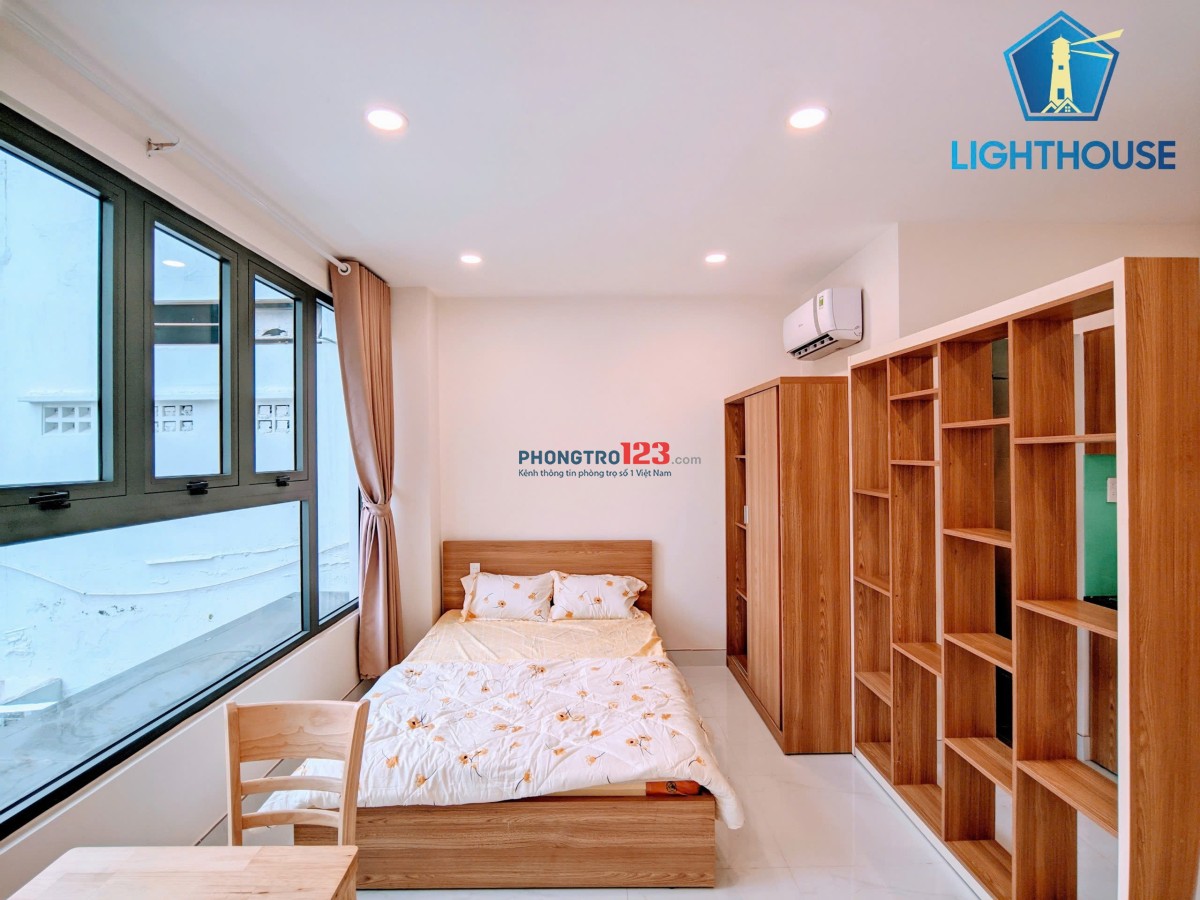 Cho thuê phòng cửa sổ trời lớn thoáng mát tách bếp full nội thất, gần Phan Xích Long, Nguyễn Kiệm,..