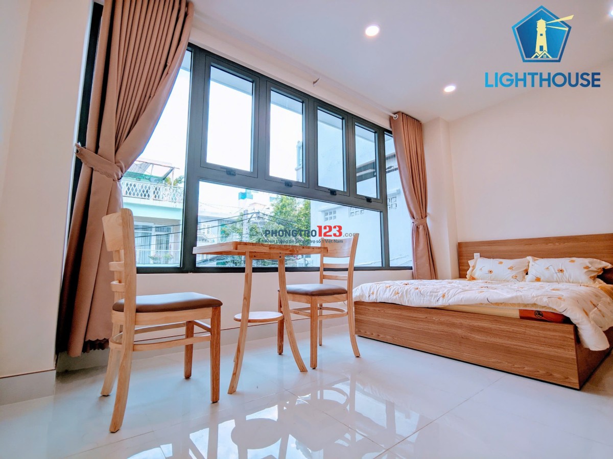 Cho thuê phòng cửa sổ trời lớn thoáng mát tách bếp full nội thất, gần Phan Xích Long, Nguyễn Kiệm,..