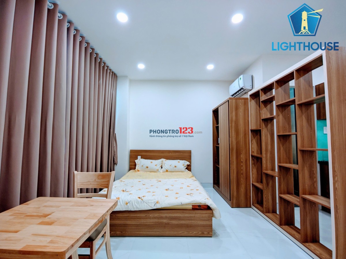 Cho thuê phòng cửa sổ trời lớn thoáng mát tách bếp full nội thất, gần Phan Xích Long, Nguyễn Kiệm,..