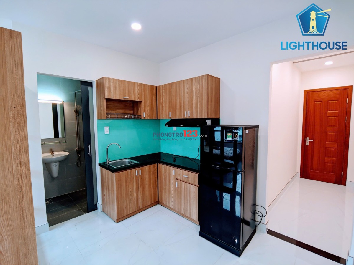 Cho thuê phòng cửa sổ trời lớn thoáng mát tách bếp full nội thất, gần Phan Xích Long, Nguyễn Kiệm,..