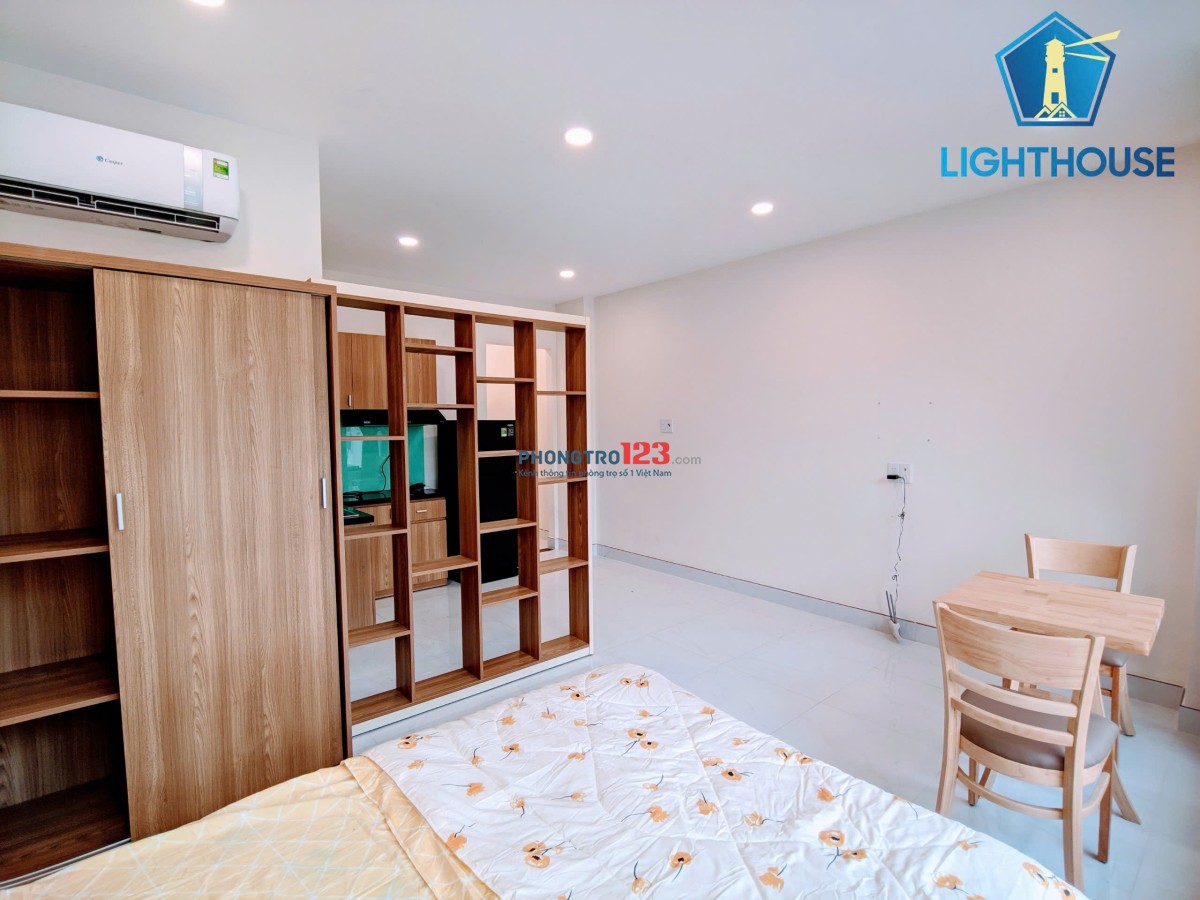 Cho thuê phòng cửa sổ trời lớn thoáng mát tách bếp full nội thất, gần Phan Xích Long, Nguyễn Kiệm,..