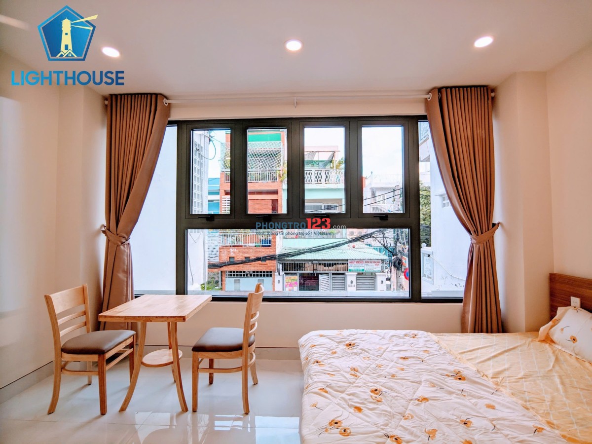Cho thuê phòng cửa sổ trời lớn thoáng mát tách bếp full nội thất, gần Phan Xích Long, Nguyễn Kiệm,..