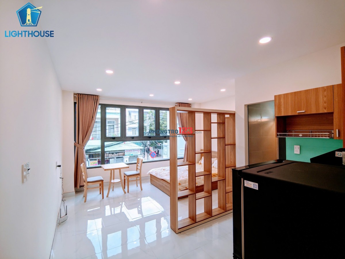 Cho thuê phòng cửa sổ trời lớn thoáng mát tách bếp full nội thất, gần Phan Xích Long, Nguyễn Kiệm,..