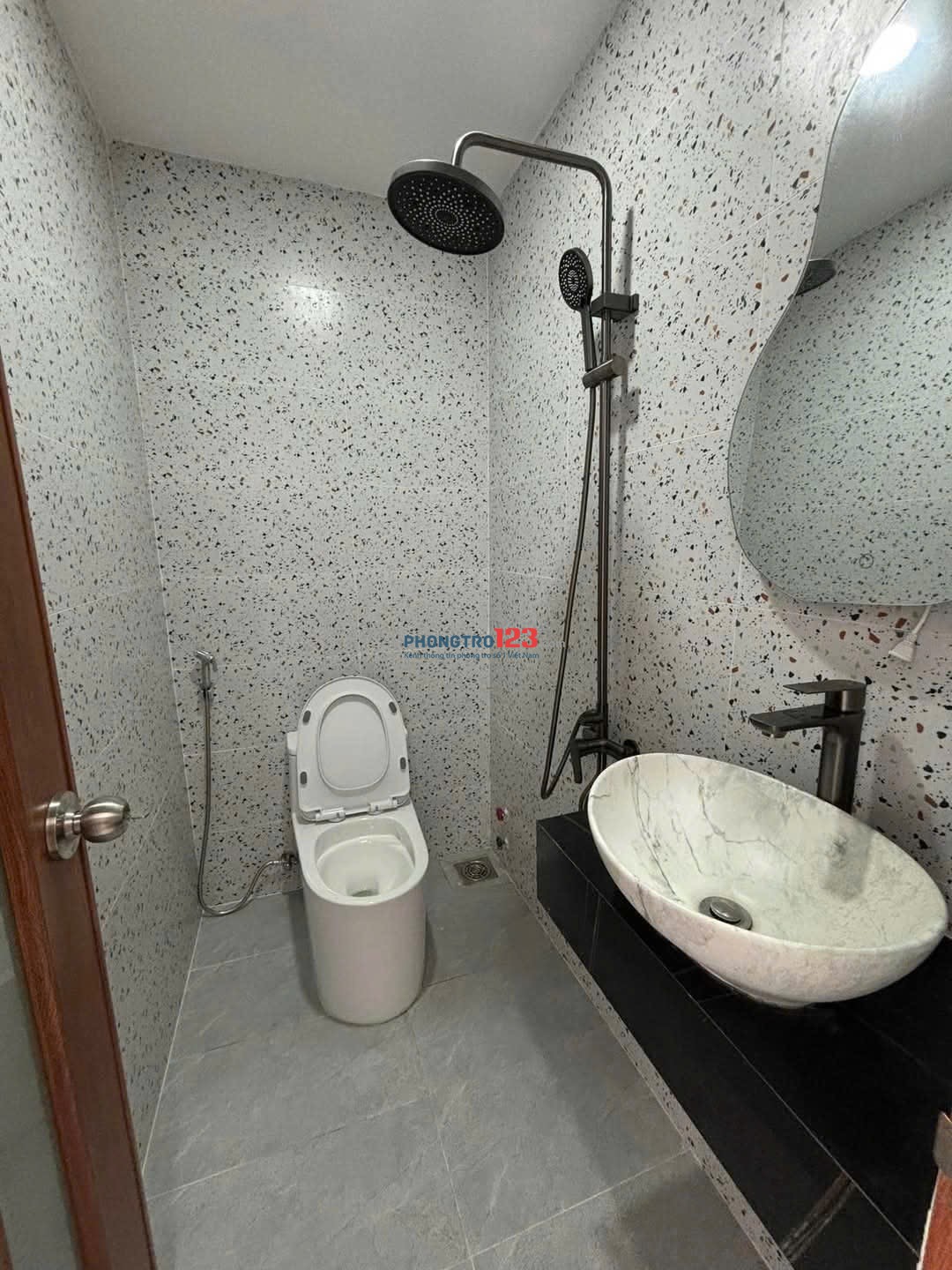 Thuê ngay phòng 30m2 ban công full nội thất ngay Phan Văn Trị , Bình Thạnh