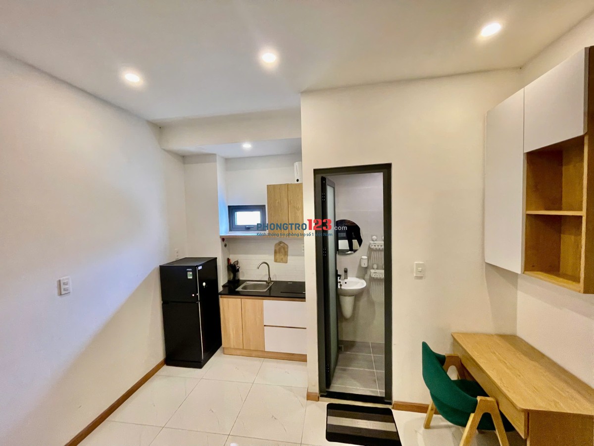 PHÒNG Ở TẦNG TRỆT FULL NỘI THẤT, CỬA SỔ – XVNT, Q.BT, GẦN THỊ NGHÈ, SÁT BÊN QUẬN 1