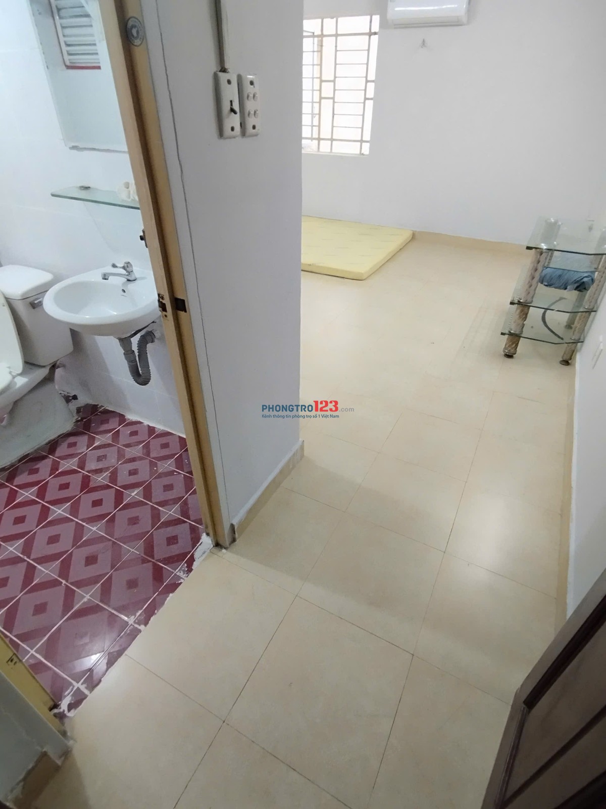 Phòng mới có máy lạnh. Nội thất cơ bản. Đường Tạ Quang Bửu, Quận 8