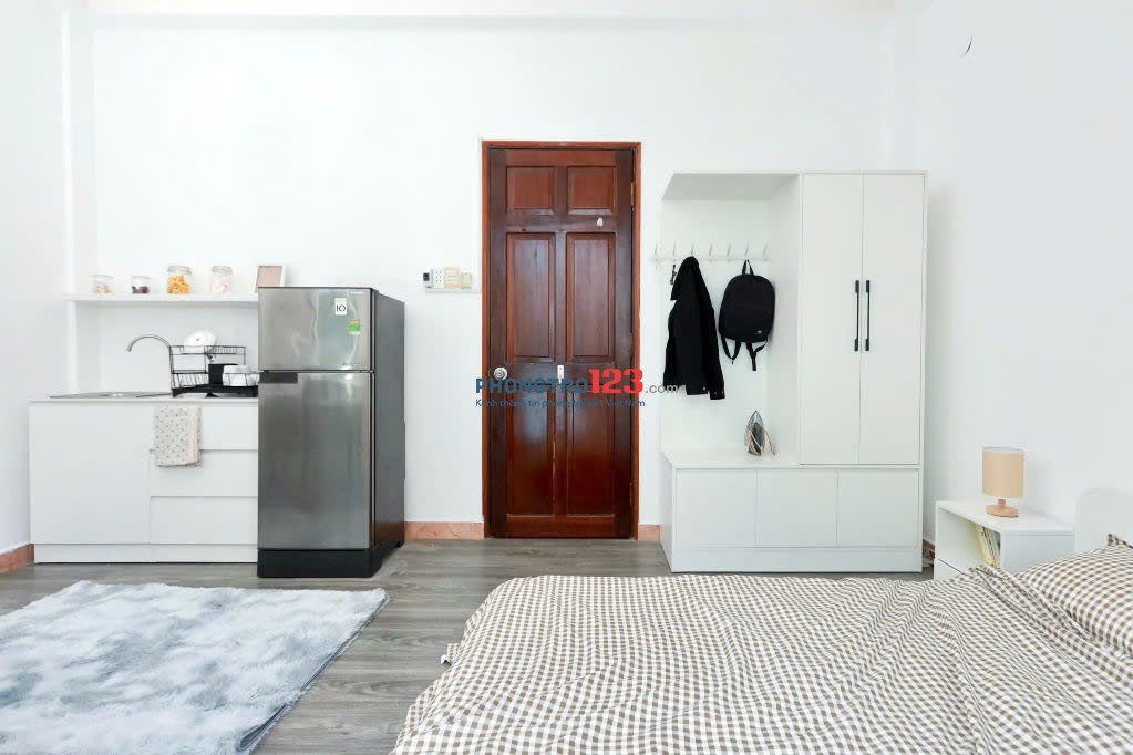 Cho Thuê Phòng Phú Nhuận_Ban Công_Full Nội Thất gần Trung Tâm Q1, Q3