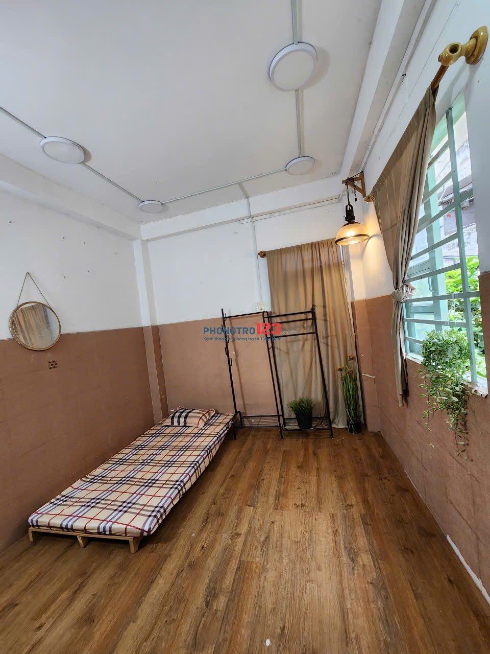 CHO THUÊ PHÒNG NHÀ 860/6 Đường Hưng Phú, Q8 có cửa sổ lớn
