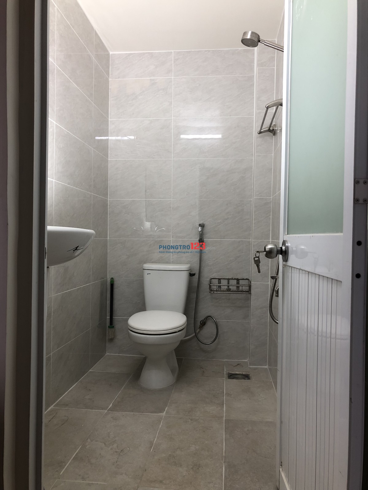 Căn hộ DV 2 phòng có chỗ để xe hơi,công viên trước nhà