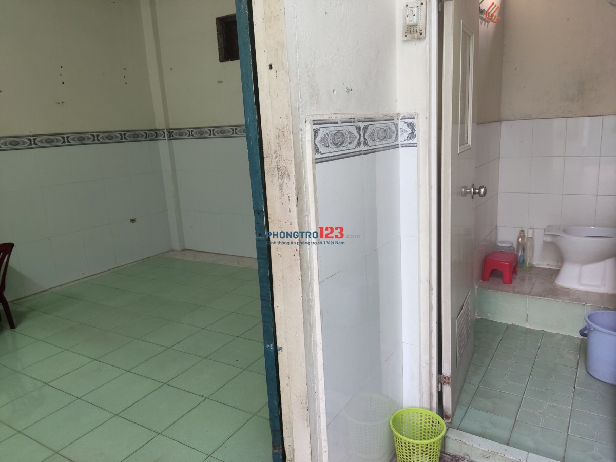 HOÀNG HOA THÁM-CỘNG HÒA: Có 1 phòng lầu 2 KHÔNG GÁC, CÓ WC RIÊNG, LỐI ĐI RIÊNG. CHÍNH CHỦ CHO THUÊ
